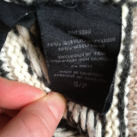 Gorgeous Chunky Knit button up warm sweater, Aztec Print - Picture 6 of 6